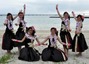 華やかな踊りで観客を魅了した福島県いわき市の高校生フラダンスチーム「ウイラニ・オーラパ」のメンバー＝１７日、平良のトゥリバー地区