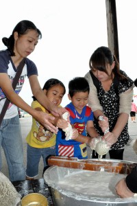豆乳を絞る子供たち。ＧＷを親子で楽しんだ＝３日、城辺社会福祉センター