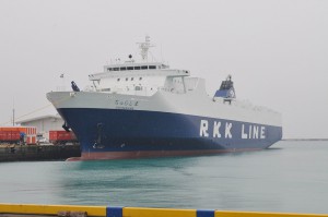 このほど就航した琉球海運の新造貨物船「ちゅらしま」が初入港した＝１日、平良港