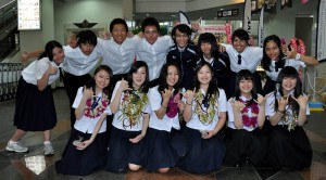 空港で盛大な歓迎を受けた福島いわき市の好間高校フラダンスチームの生徒たち（前列）。後方は迎えた宮高ダンス部のメンバー＝１６日、宮古空港