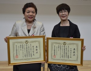 看護職員功労者で知事表彰された佐久川和子さん（左）と下地洋子さん＝１２日、南風原町の県看護研修センター