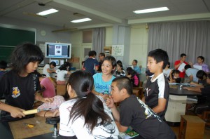 公開授業では児童たちの実験する様子が紹介された＝１３日、東小学校理科室