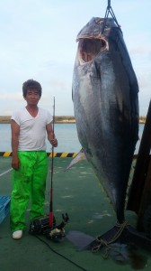 初めて３００㌔超の本マグロを釣り上げた東風平さん＝９日、荷川取漁港