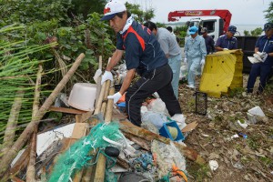 参加者らが不法投棄された廃棄物の撤去作業を行った＝３０日、平良狩俣地区の不法投棄現場