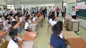 公開授業では小、中学校の英語教諭が連携しながら授業を進めた＝１４日、南小学校