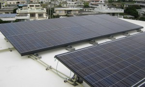 導入が一気に進んだ太陽光発電システムだが沖縄電力の接続可能量が限界に達しようとしている（資料写真）