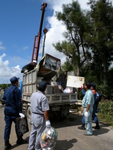 不法投棄が依然として県内ワーストの宮古島市。写真は不法投棄ごみを撤去する関係者（資料写真）