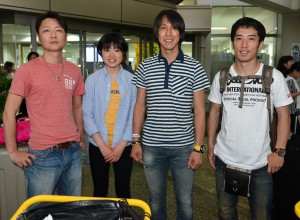 合宿のため宮古空港に到着したスキー部の（左から）吉岡さん、伊藤さん、葛西さんと高橋さん＝１０日、宮古空港