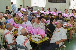 敬老会では参加者の健康と長寿を祝った＝１７日、野原公民館