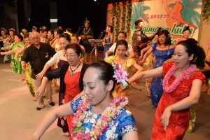 ハワイアン生バンドで参加者たちが踊り、３日間の日程を締めくくった＝１８日、ホテルアトールエメラルド宮古島