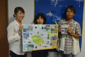 「池間島ガイドマップ」を紹介する前泊理事長（中央）ら＝２０日、市役所平良庁舎