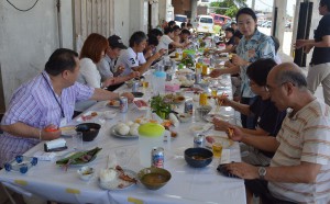 手作り料理を美味しそうに味わう参加者ら＝２８日、佐良浜の鮮魚直売店「漁師屋」