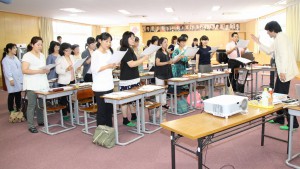 若松氏の助言を聞きながら歌う参加者たち＝１０日、平良第一小学校