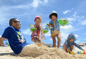 ビーチでは夏を満喫する観光客と子供たちの歓声が響いている＝30日、ウインディー前浜