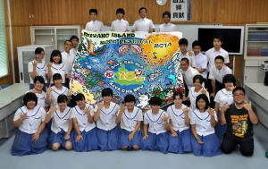 ロックフェスティバル用の絵を実行委員会に贈った下地中の生徒たち＝１９日、下地中学校