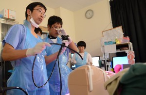参加した児童生徒たちは手術や内視鏡、救急の３部門の医療行為を模擬体験した＝１９日、宮古島徳洲会病院