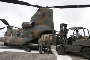 自衛隊のヘリに積み込まれる宮古産マンゴー＝１０日午後、上野野原の航空自衛隊宮古島分屯基地