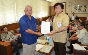 古波津会長（右）が下地市長に要請書を手渡した＝１５日、市役所平良庁舎