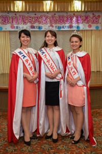 第41代ミス宮古島に決まった（左から）崎原さん、狩俣さんと新垣さん＝５日、市内のホテル