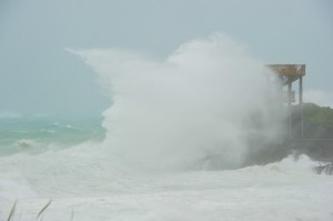 台風８号の影響で沿岸の海域は荒れ、大きな波が砕けていた＝８日、健康ふれあいランド公園