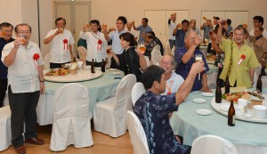 参加者が会の発展を祈念するとともに、40周年を乾杯で祝った＝26日、市内ホテル