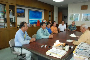 下地市長に台風後の臨時便就航に支援を要請したマンゴー農家ら＝７日、市長室