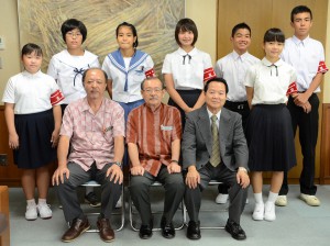 後列の豆記者７人が長濱副市長（前列中央）に取材活動への意気込みを示した＝２５日、市役所平良庁舎