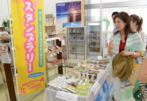 みゃーくの味直売店では津山市の物産が販売されている＝２日、宮古島市公設市場