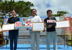 うぷんみマンゴー園の上地誠さん（中央）が最優秀賞を受賞した＝１３日、市熱帯植物園