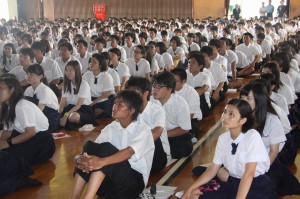 全校生徒らが参加し浜田さんの講演に耳を傾けた＝１４日、宮高