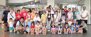 帰路につく福島からの家族と受け入れメンバーたち＝２９日、宮古空港