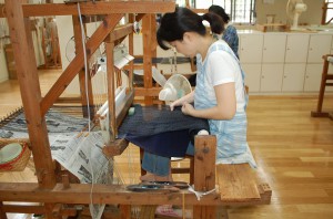 センターでは、織り手が宮古上布を織り上げていく様子をつぶさに見ることもできる＝３日、市伝統工芸品センター