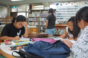 読書感想文や感想画などの夏休みの宿題をこなす子供たちで図書館は、いっぱいになる＝３１日、宮古島市立平良図書館