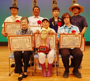 今年の市長賞は「我が家の牛物語」を発表した福里富士子さん（写真前列中央）に輝いた＝１２日、マティダ市民劇場
