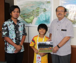 長濱副市長（右）に写真をプレゼントする藍夢君（中央）と父の朝昭さん＝３日、市長室