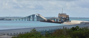 最後のセグメントを設置して９月９日に連結式を予定する伊良部大橋＝伊良部島側から撮影（資料写真）