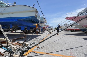 台風８号の接近に備え、船はしっかりとロープなどで固定されていた＝７日、下里船だまり