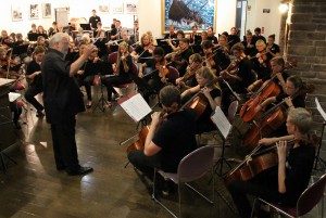 演奏を披露するマンハイム市立音楽学校青少年オーケストラ＝２３日、うえのドイツ文化村博愛記念館