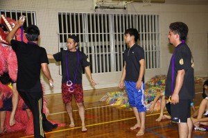 青年会のメンバーから獅子舞の指導を受ける生徒たち＝１８日、久松中体育館