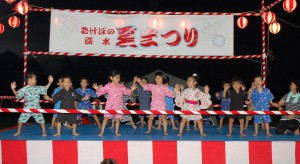 グラウンドに設営されたやぐらではひよどり保育園の園児らが可愛らしいダンスを披露した＝１５日、漲水学園