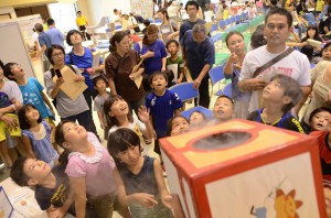 ドライヤーの暖かい熱で浮き上がる熱球に子供たちは大きな歓声＝２日、市中央公民館