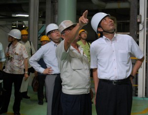 江藤農水副相（右）が来島し、製糖工場やキビ農家などを視察し、サトウキビの生産実態などのヒアリングを行った＝４日、沖縄製糖