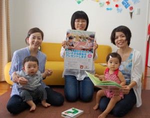 （写真左から）真栄田さん親子、池城代表、佐々木さん親子が絵本の魅力と親子の絆をアピールした＝１５日、絵本図書室ありんこ文庫