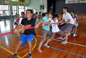 綱引きを楽しむ新潟県上越市板倉区と城辺の子供たち＝２２日、西城小体育館