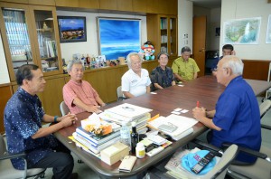 瑞慶覧会長（奥左から２人目）が宮古島での県大会開催に対して理解と協力を呼び掛けた＝２７日、市役所平良庁舎
