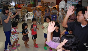 古式に則った正しい踊り方を練習する島の人たち＝２６日、池間島離島振興総合センター