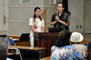 がん条例の重要性と理解促進を訴える天野慎介さん（右）と多和田奈津子さん＝２日、市働く女性の家（ゆいみなぁ）