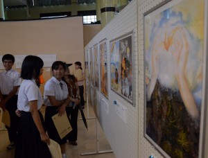 会場には児童生徒の平和への思いと願いが込められた作品が展示されている