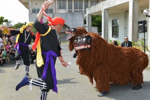 上区獅子舞保存会の勇壮な獅子舞で祭りの開幕を告げた＝３日、市城辺公民館