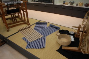 クイチャー用の衣装として製作された手績み苧麻糸と紡績木綿糸を用いて作られた反物＝２０日、市伝統工芸品センター
